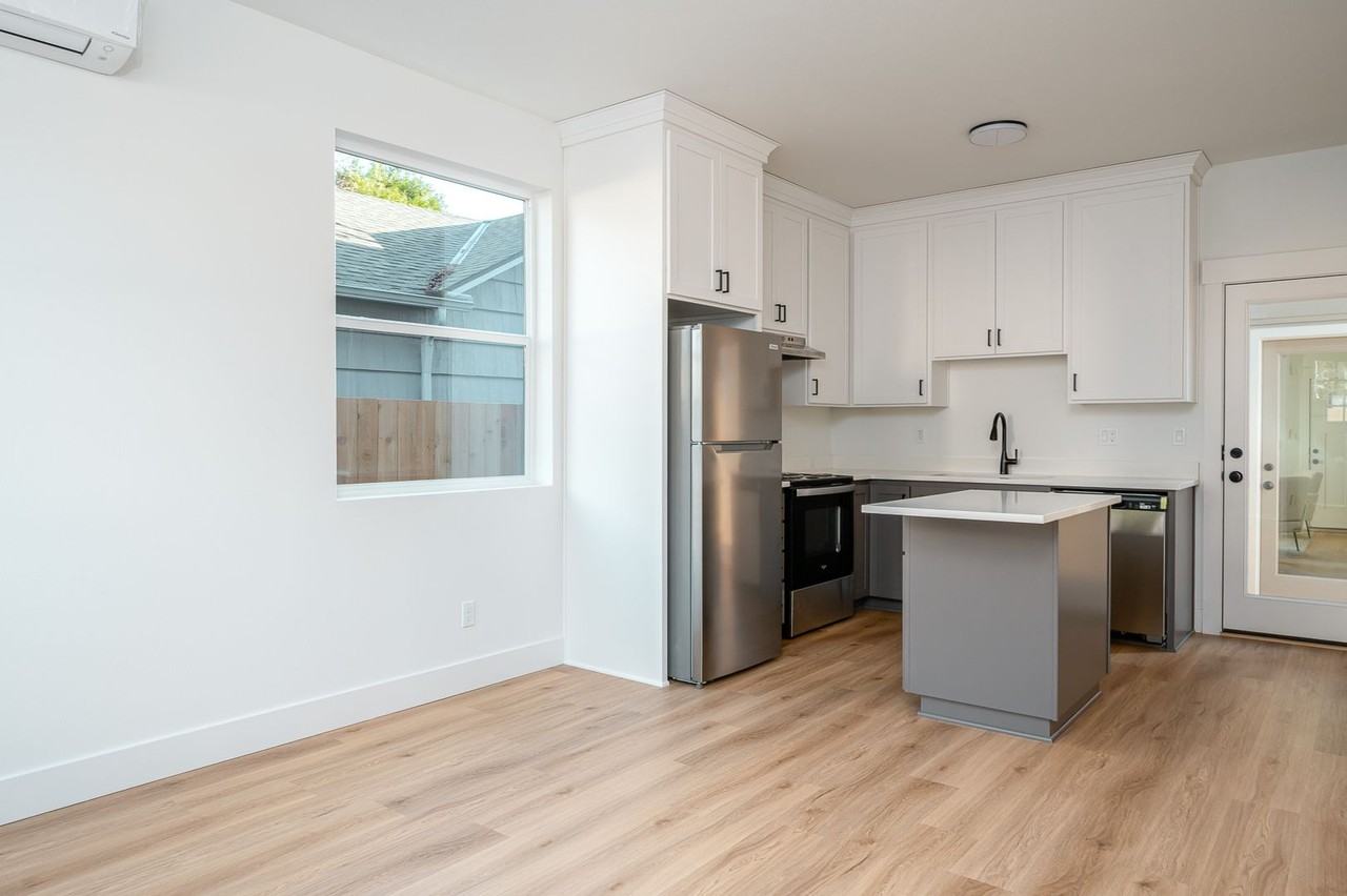 12098 Se Market St - Photo 2 of 8