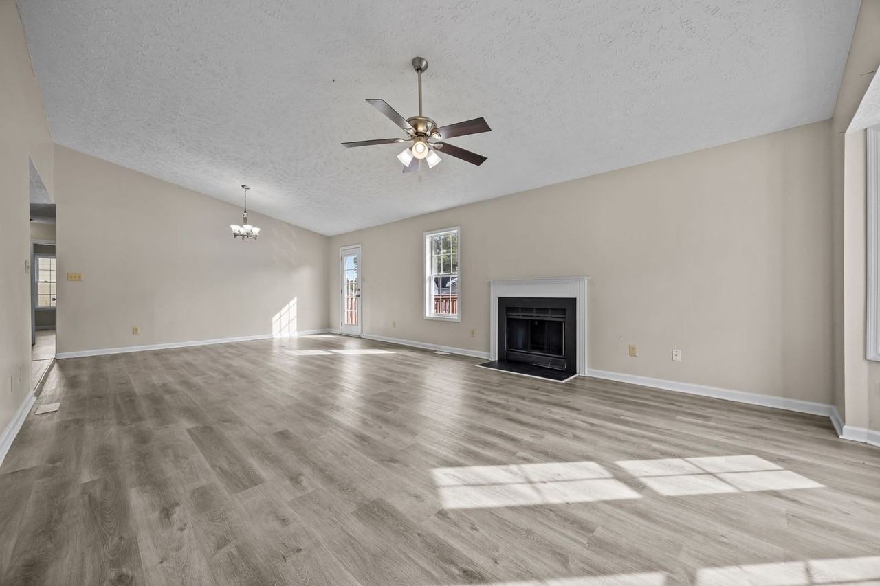 1421 Matilda Ct - Photo 4 of 30