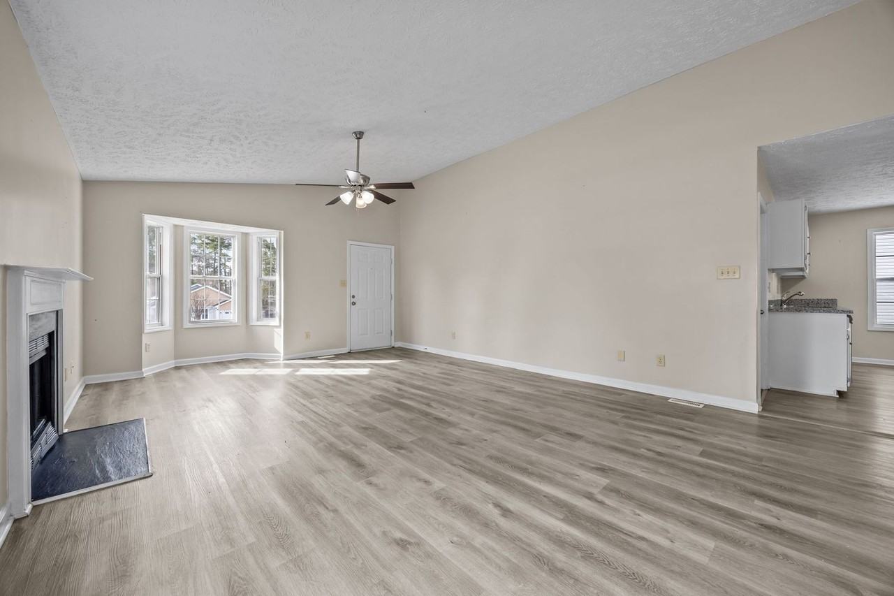 1421 Matilda Ct - Photo 6 of 30