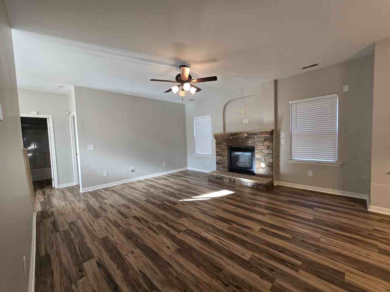 156 Salisbury Ln - Photo 4 of 16