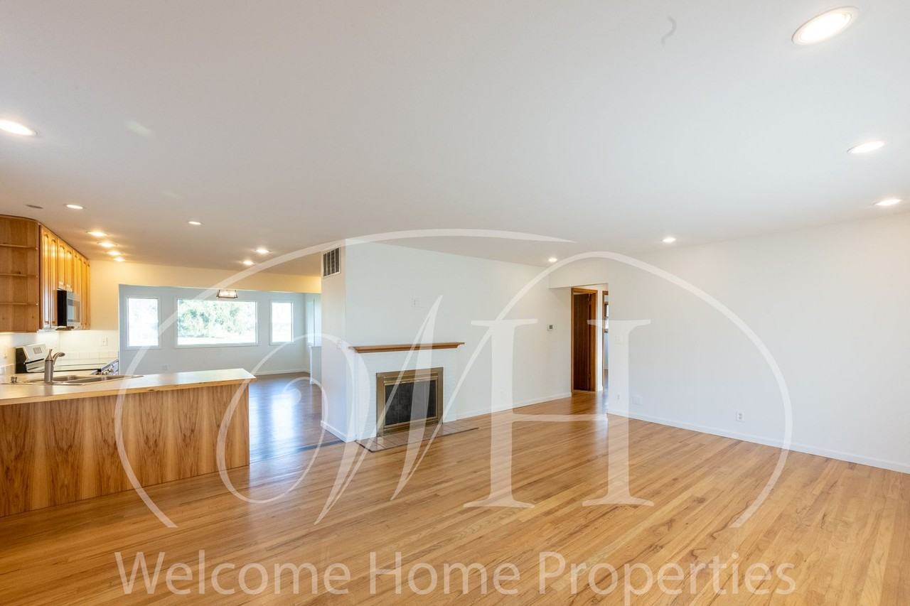 1665 University Dr - Photo 4 of 50