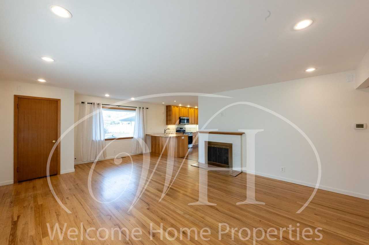 1665 University Dr - Photo 5 of 50