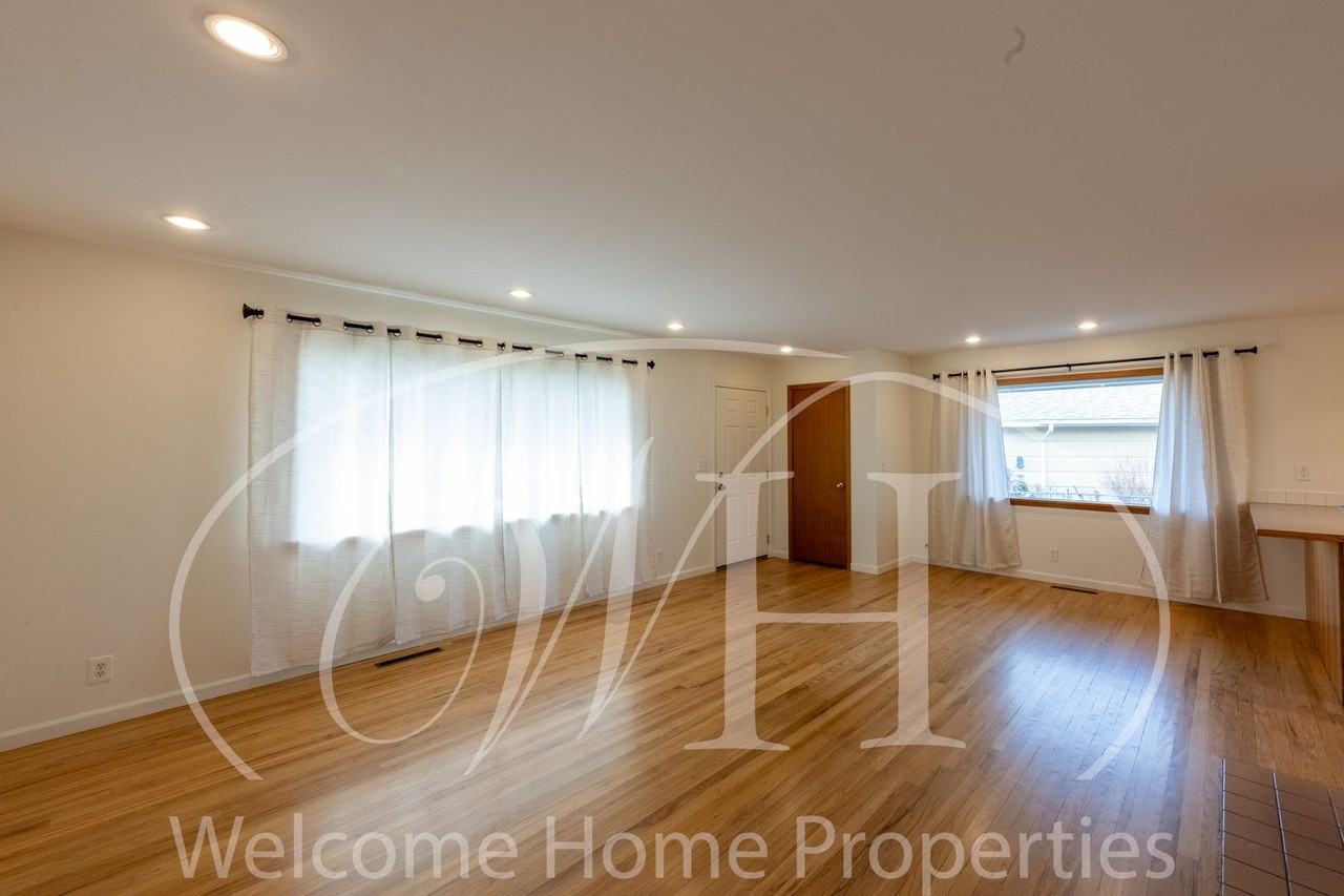 1665 University Dr - Photo 6 of 50