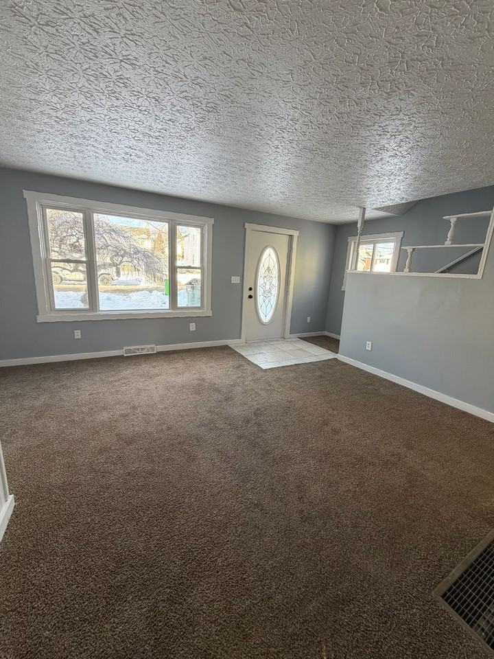 1042 Columbus Ave - Photo 7 of 18