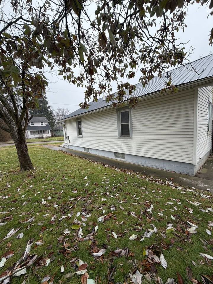 847 Baird St - Photo 4 of 15