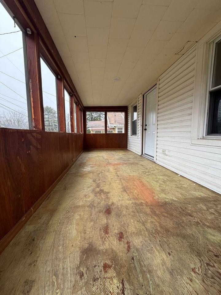 847 Baird St - Photo 5 of 15