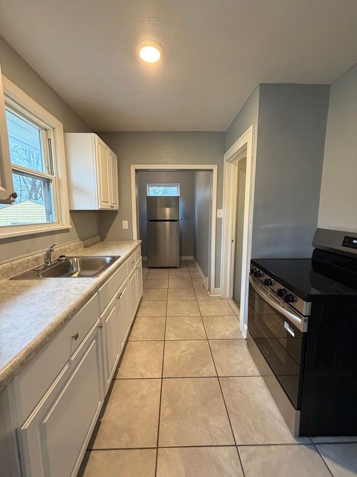 847 Baird St - Photo 6 of 15