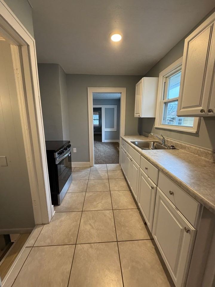 847 Baird St - Photo 7 of 15