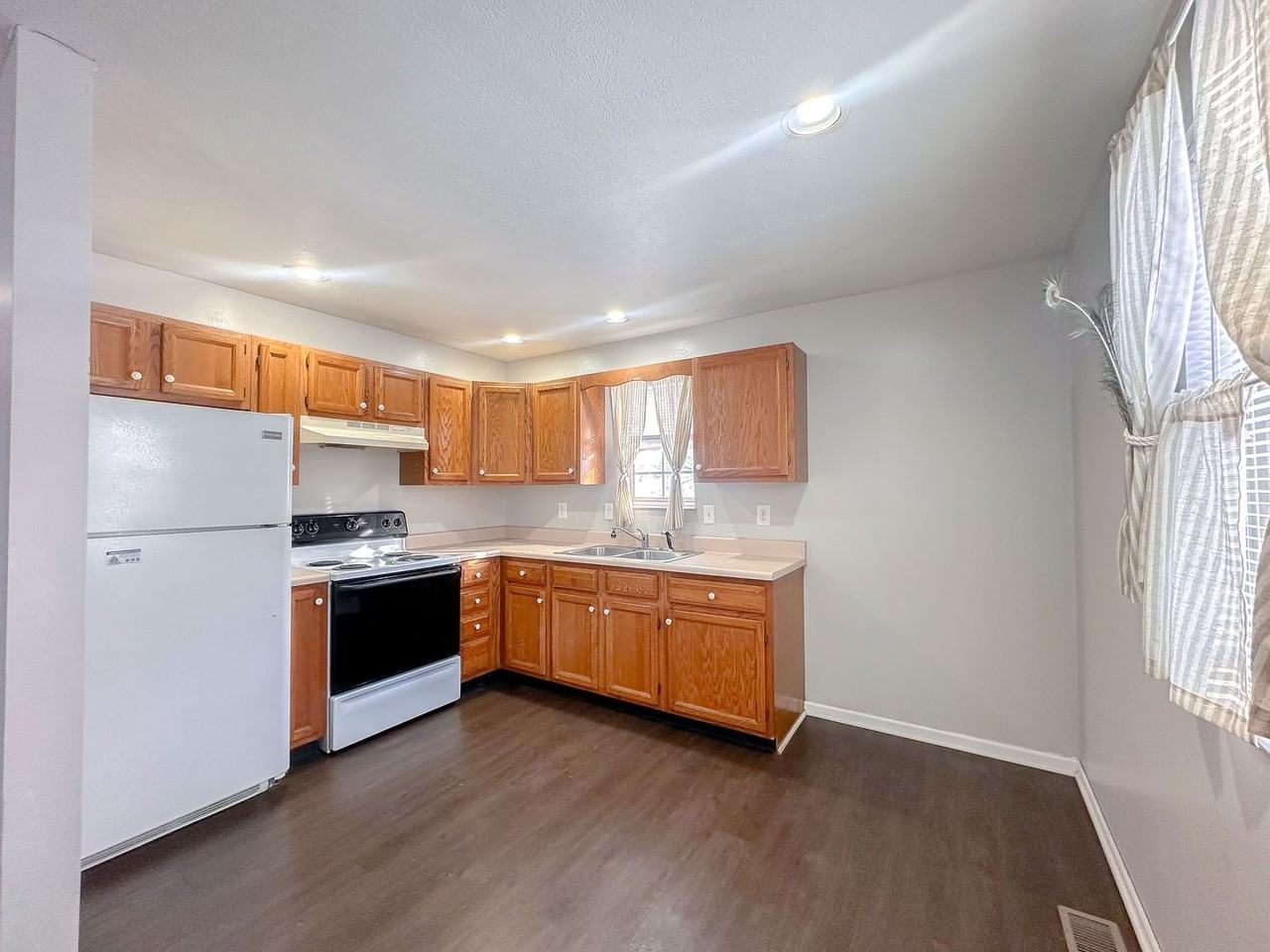 1340 S Elizabeth St - Photo 7 of 21