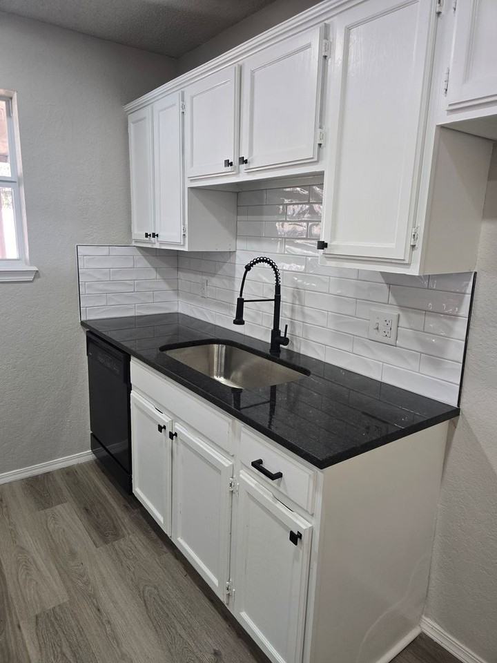 1609 Ne 4th St - Photo 2 of 12