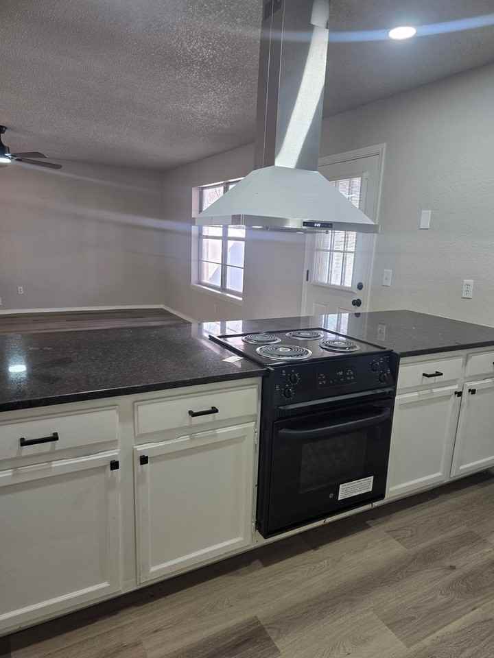 1609 Ne 4th St - Photo 3 of 12