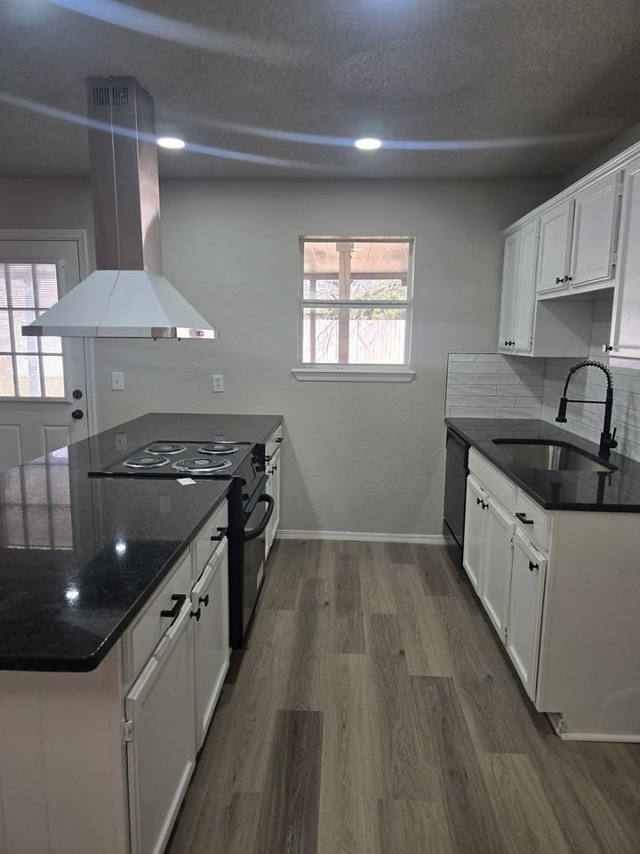 1609 Ne 4th St - Photo 4 of 12