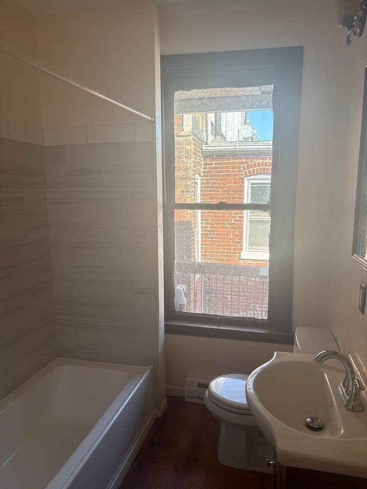 666 W Princess St #2 - Photo 5 of 18