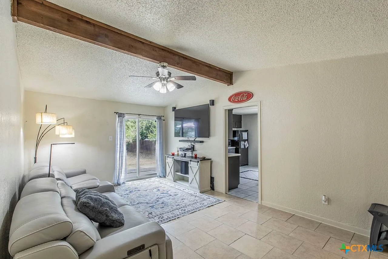 211 W Robin Ln - Photo 3 of 14