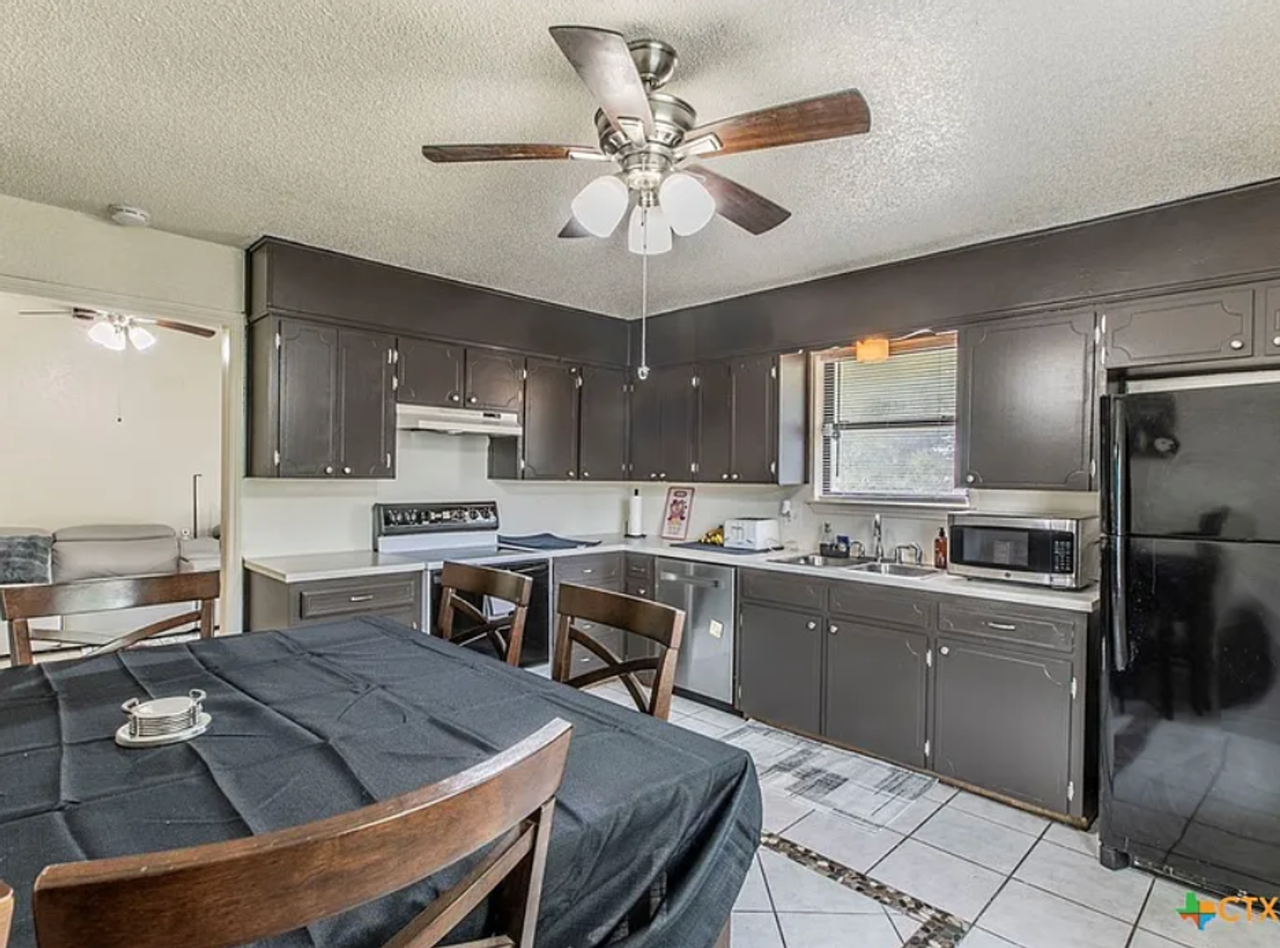 211 W Robin Ln - Photo 4 of 14