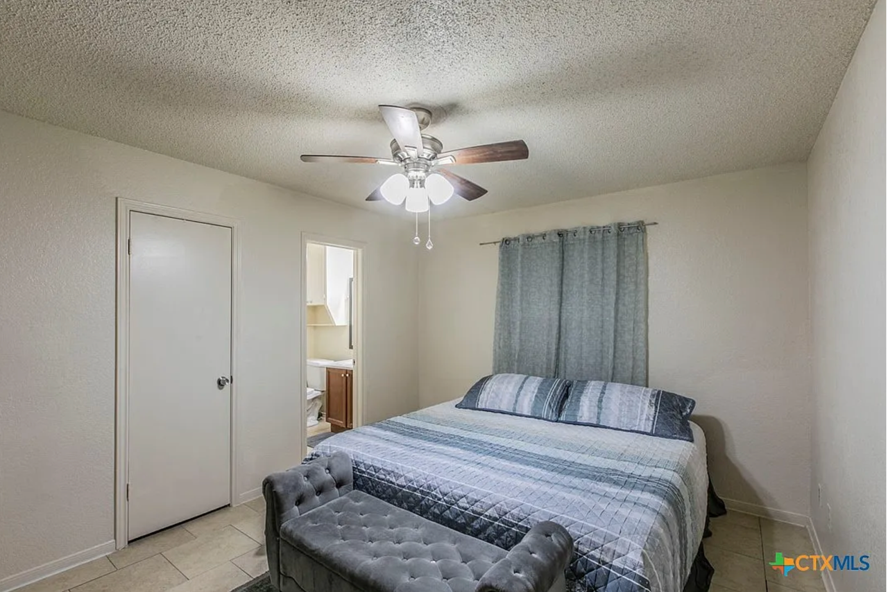 211 W Robin Ln - Photo 6 of 14