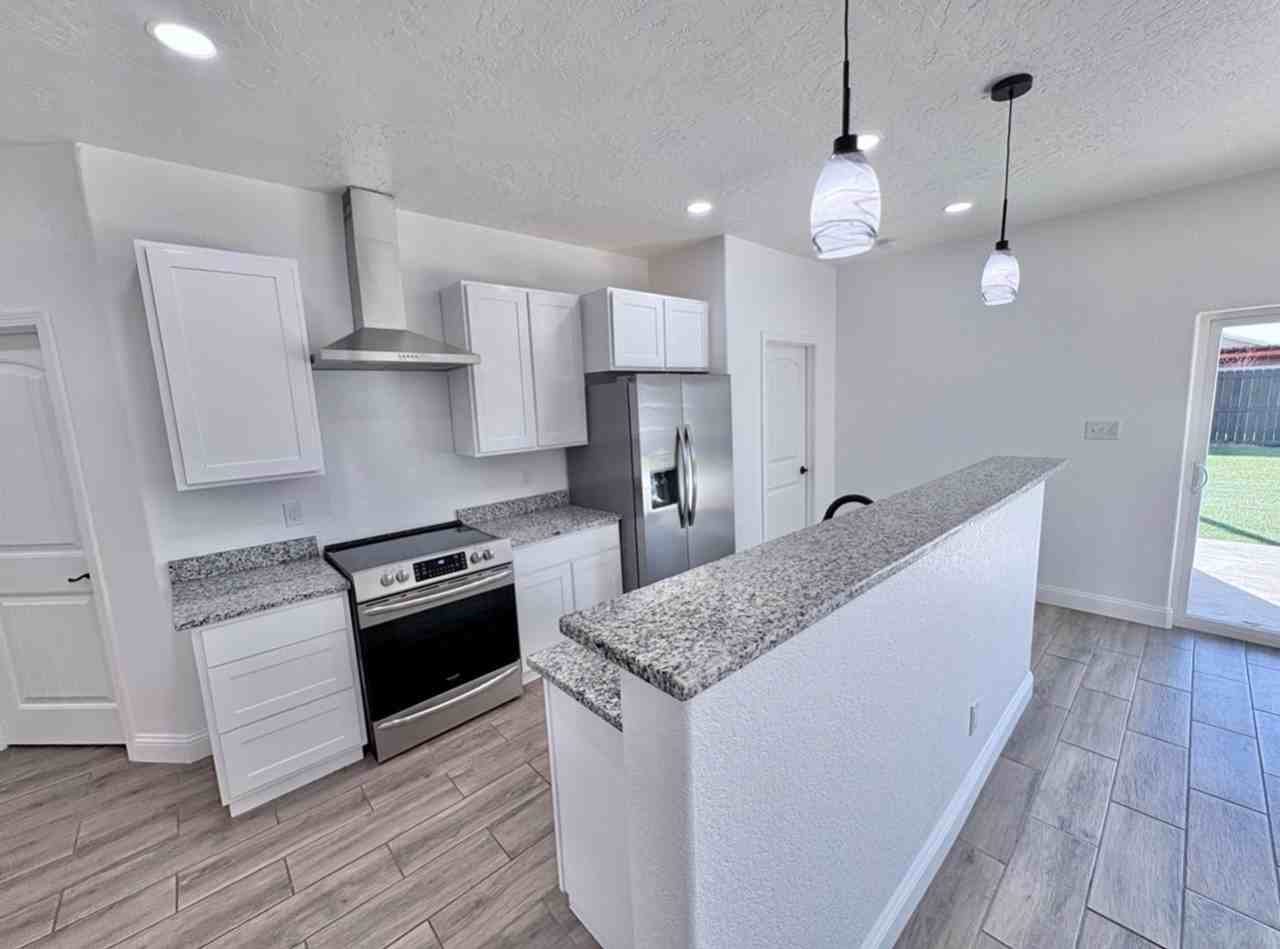 1207 W Avenue P - Photo 4 of 12