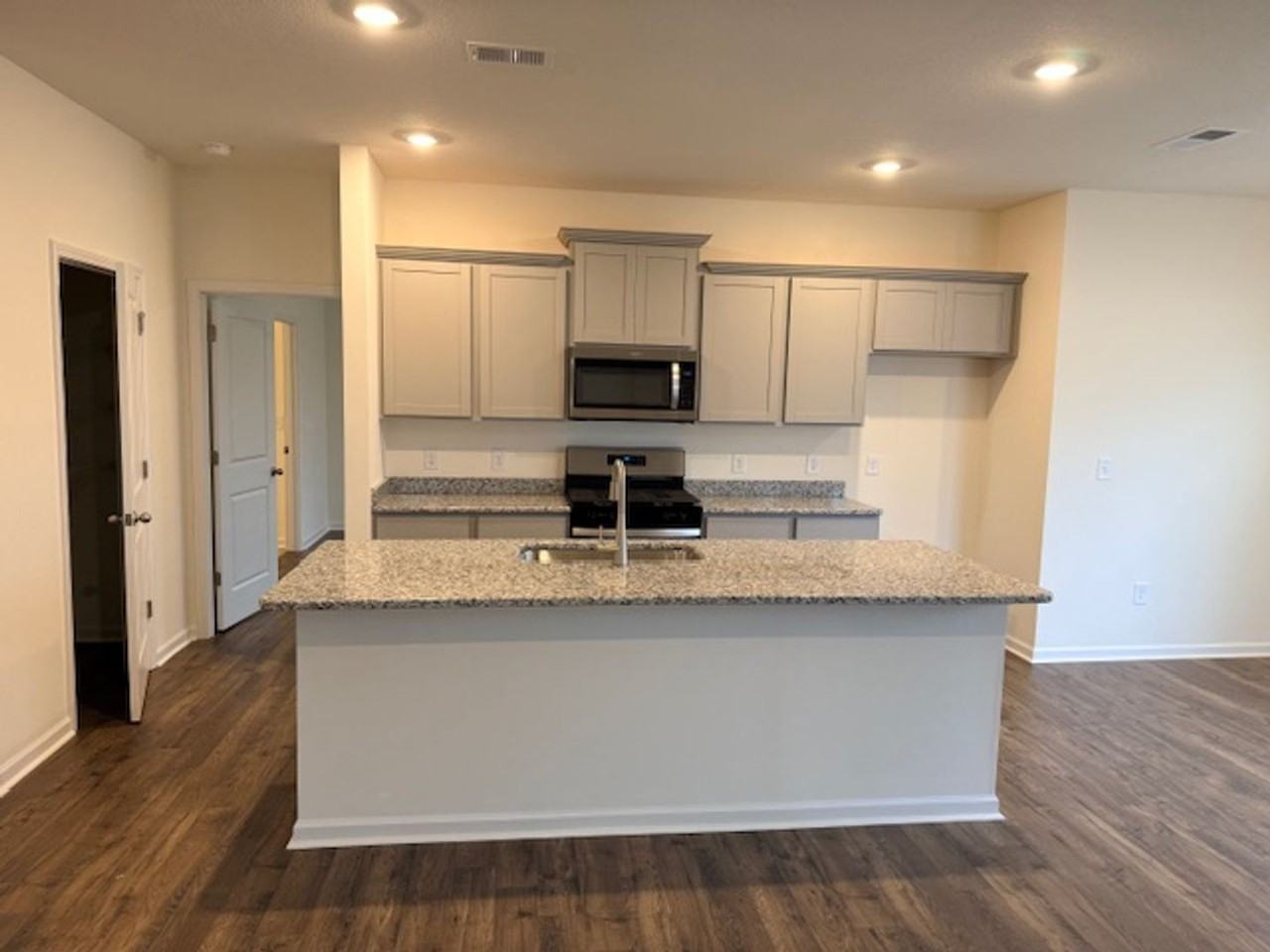 1461 Newbury Ln - Photo 4 of 27