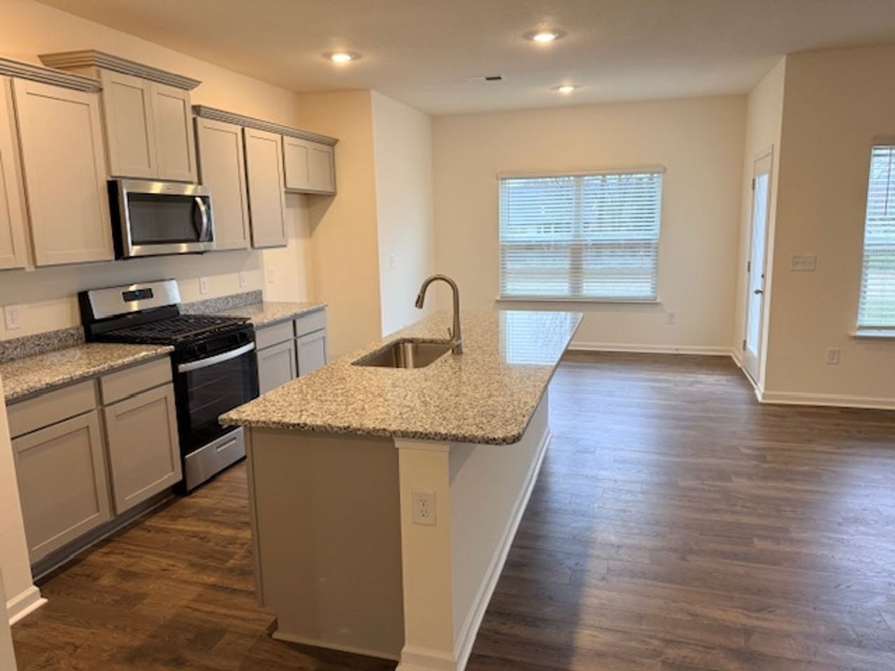 1461 Newbury Ln - Photo 6 of 27