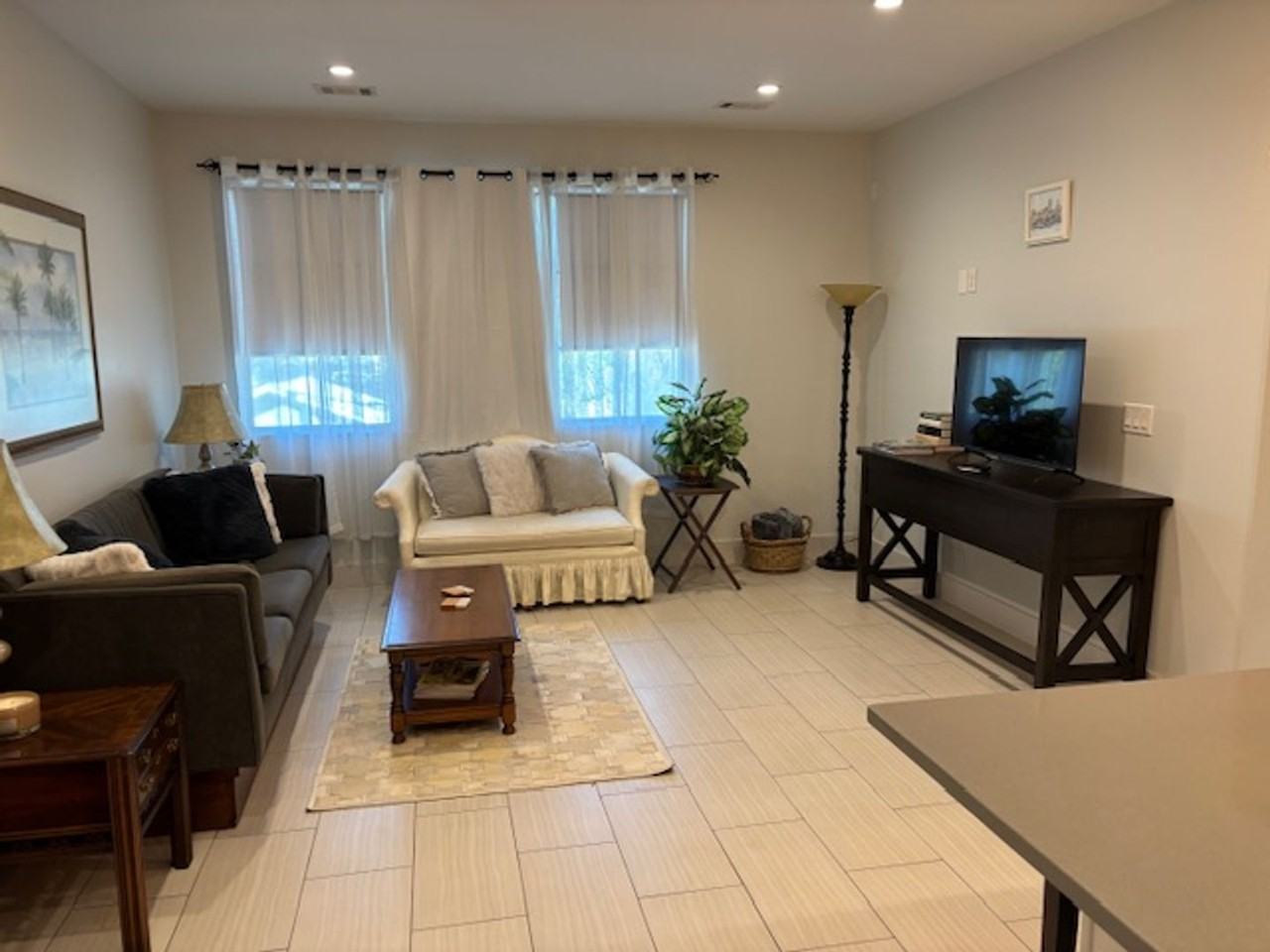 714 E Victory Dr - Photo 3 of 11