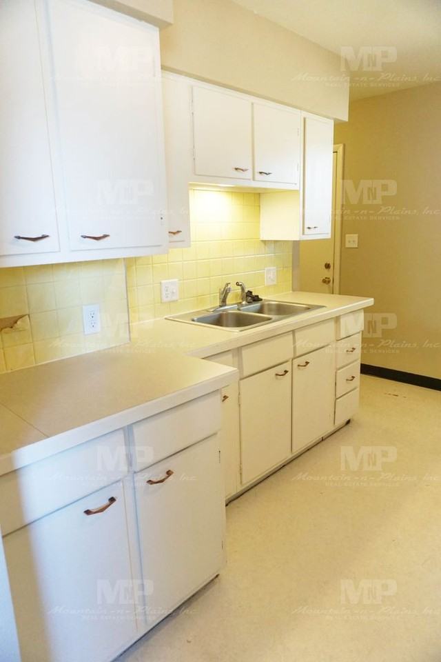 1013 Castlerock Dr - Photo 4 of 11