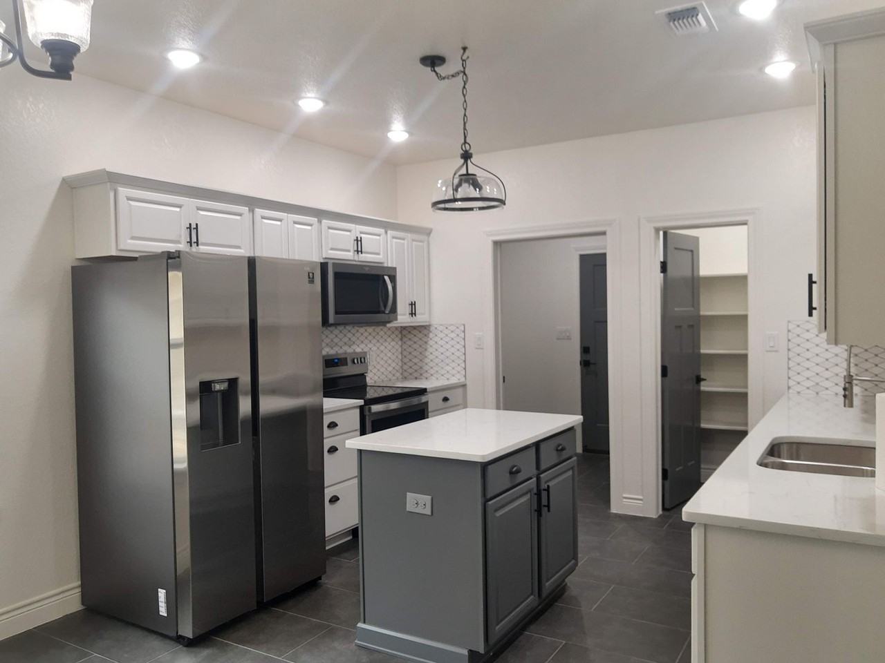 1839 Lois St - Photo 2 of 23