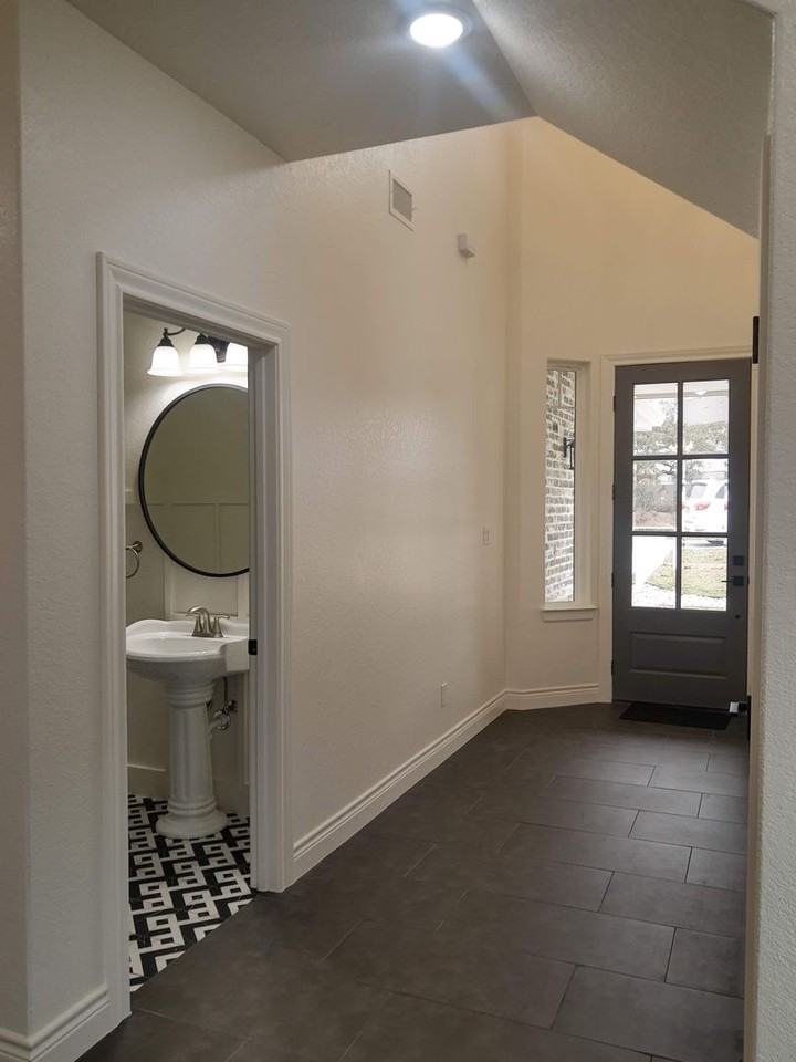 1839 Lois St - Photo 3 of 23