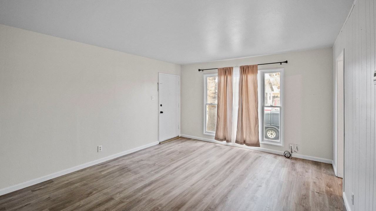 245 Westwood St - Photo 4 of 10