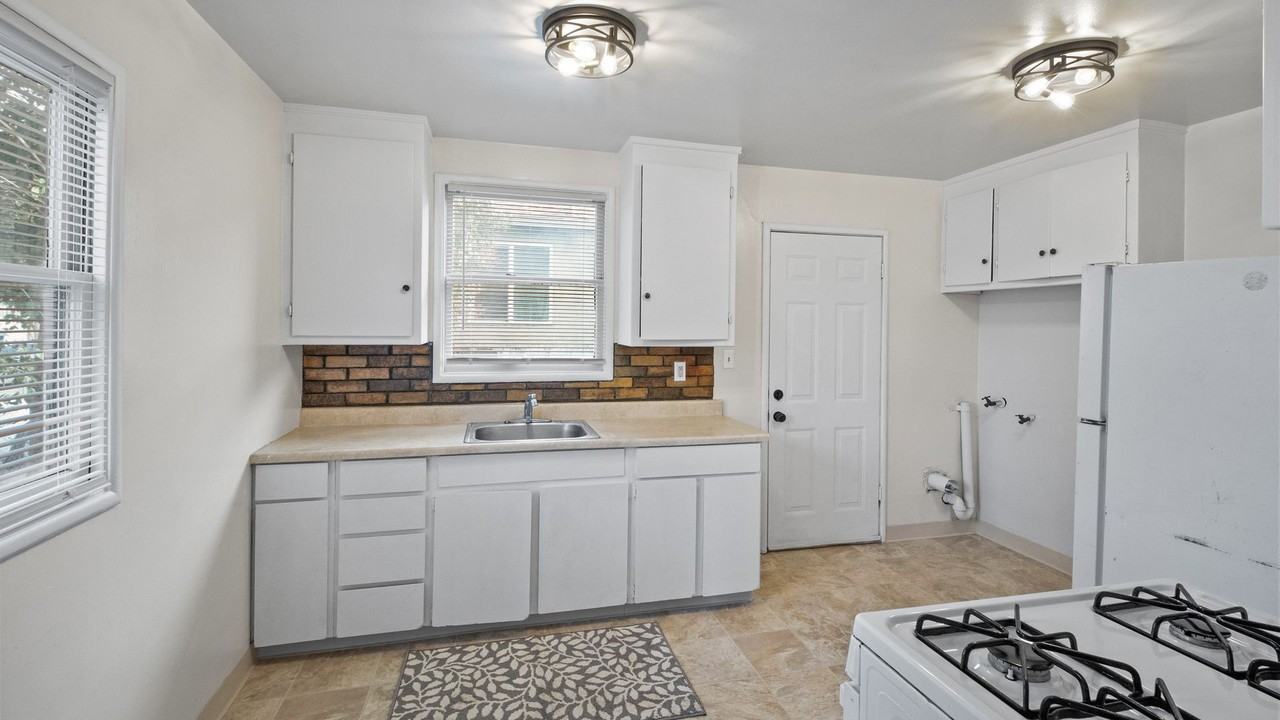 245 Westwood St - Photo 5 of 10