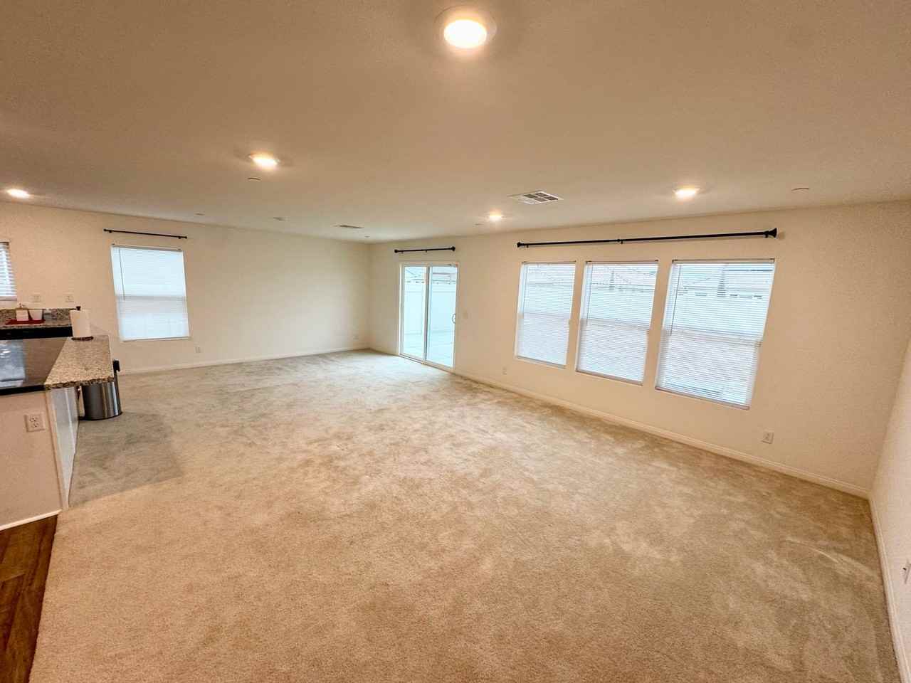 2061 E Donatello St - Photo 4 of 30