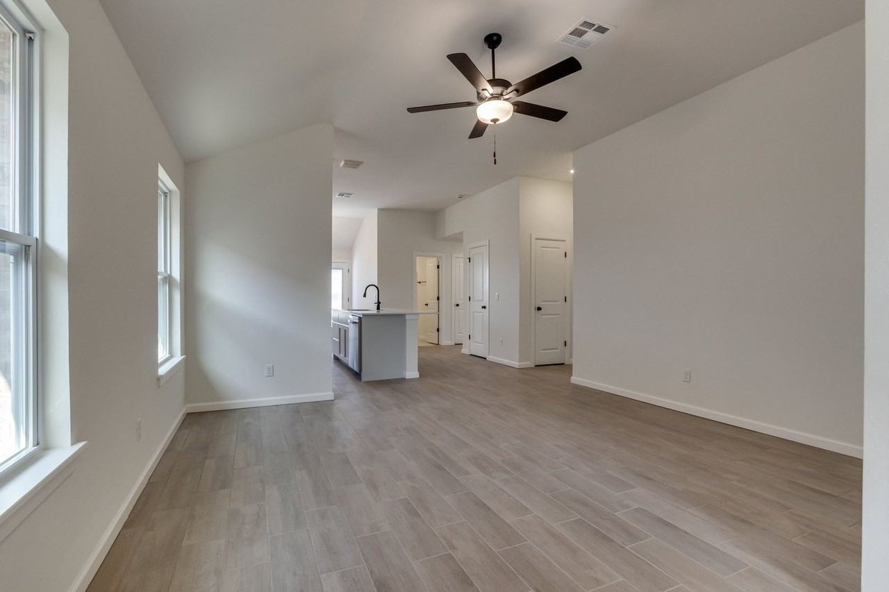 2921 Nw 196th Pl - Photo 5 of 27