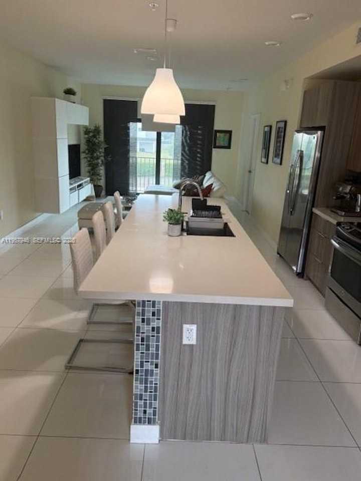 7805 Nw 104th Ave - Photo 4 of 16