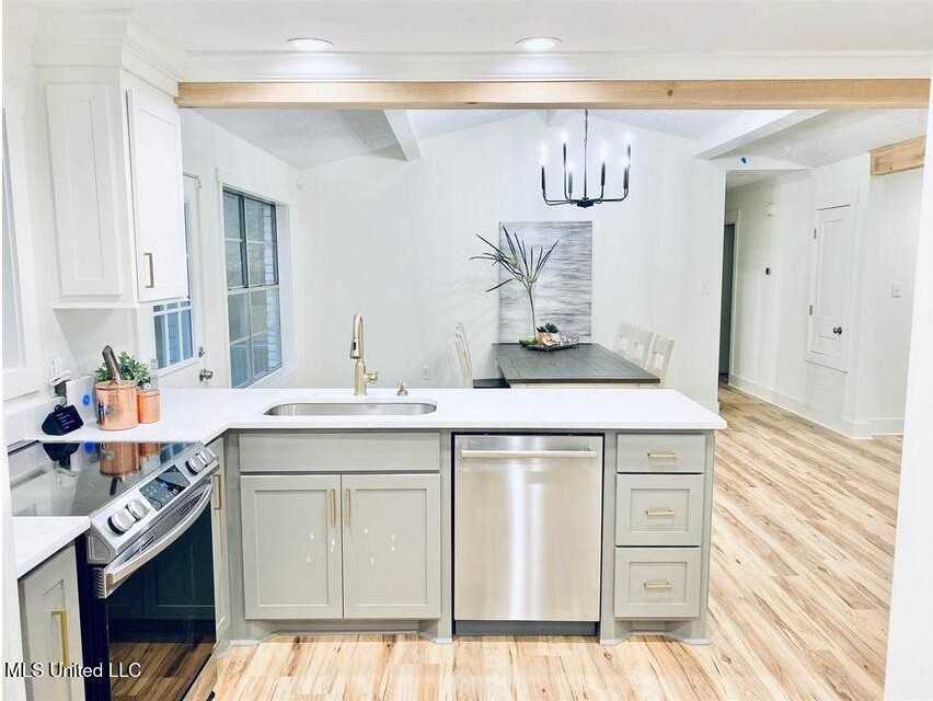 904 Oakhill Cir - Photo 3 of 10