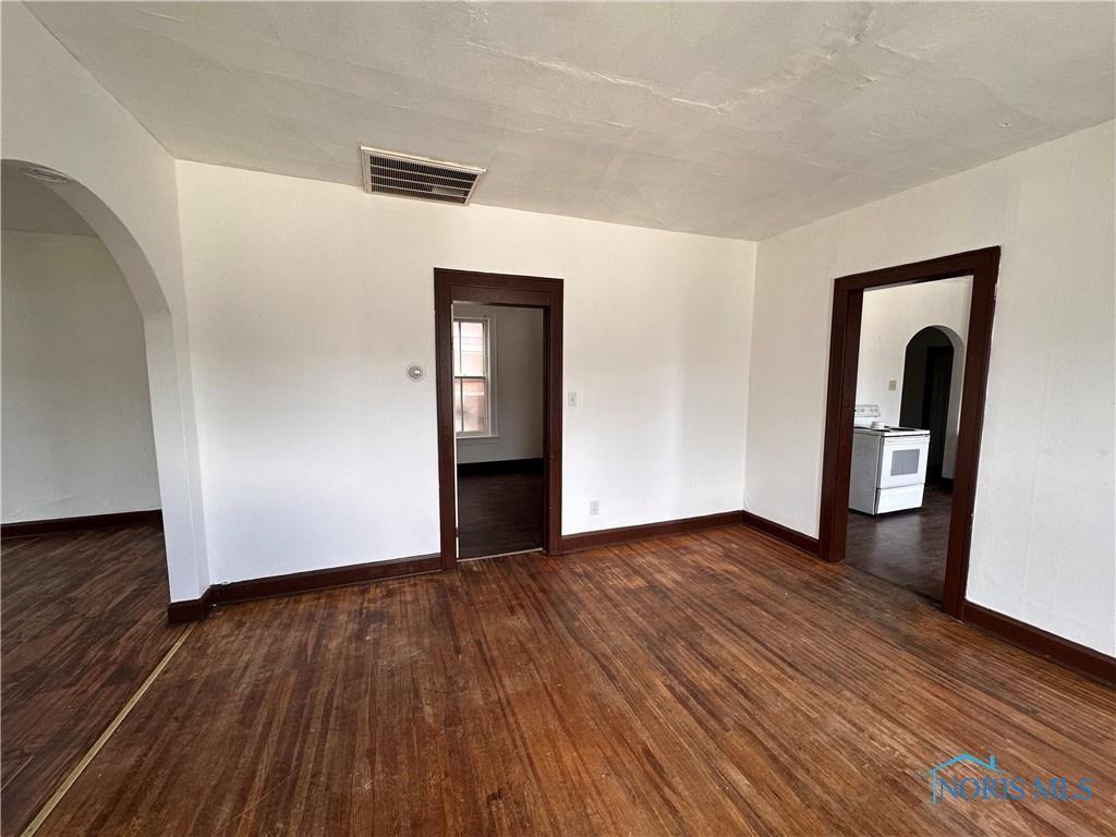 421 Walbridge Ave - Photo 3 of 14