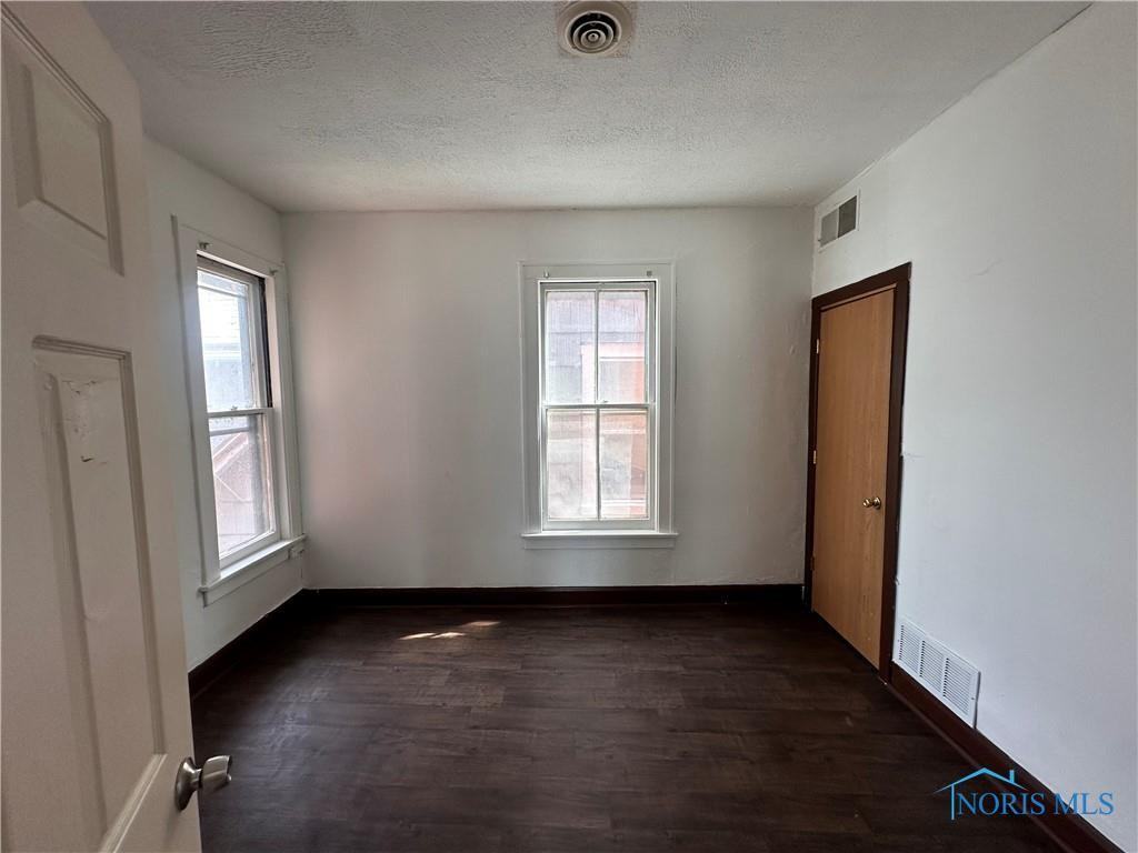 421 Walbridge Ave - Photo 7 of 14