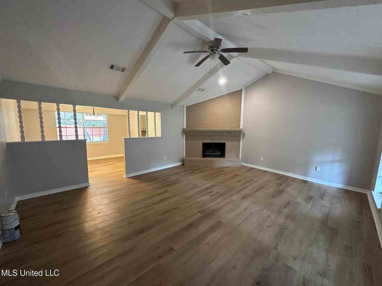 105 Poplar Dr - Photo 3 of 12