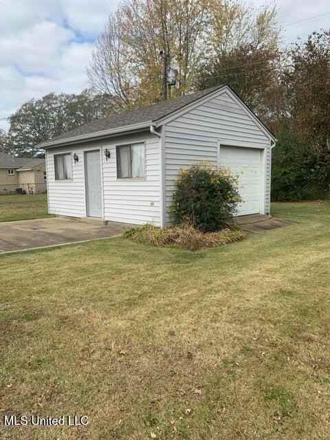 1598 Main St - Photo 3 of 10