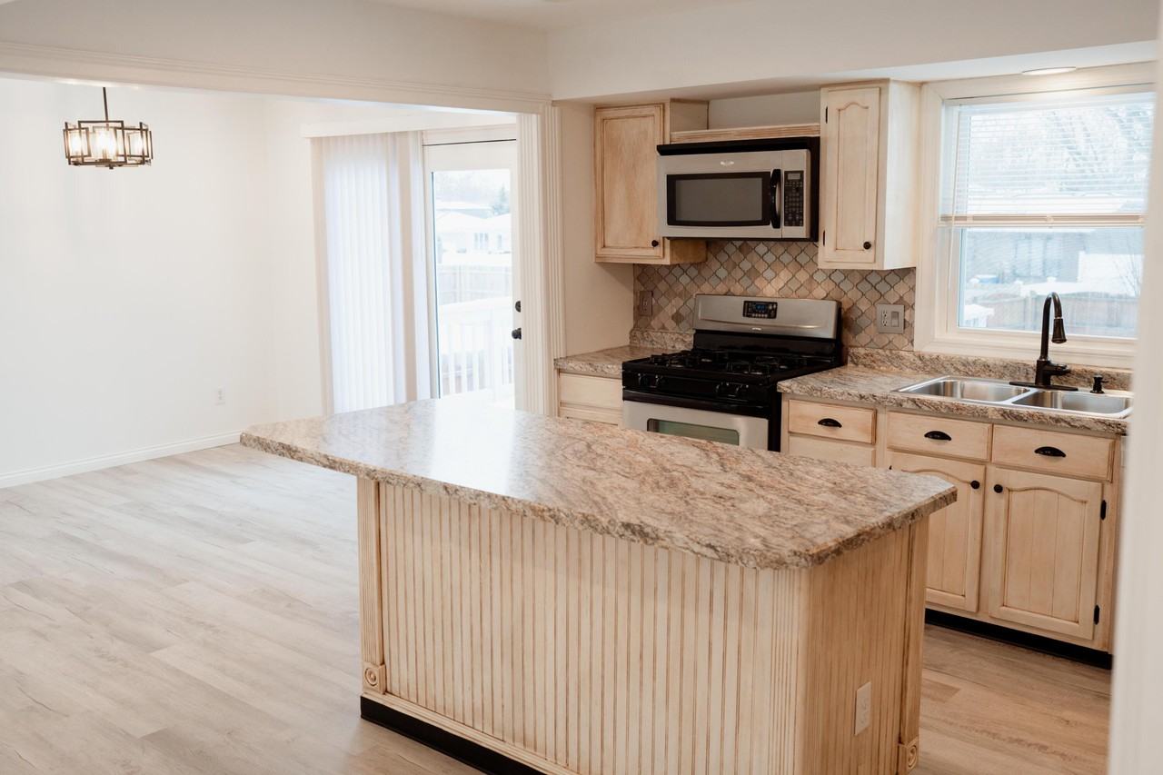 919 Seneca Dr - Photo 2 of 21