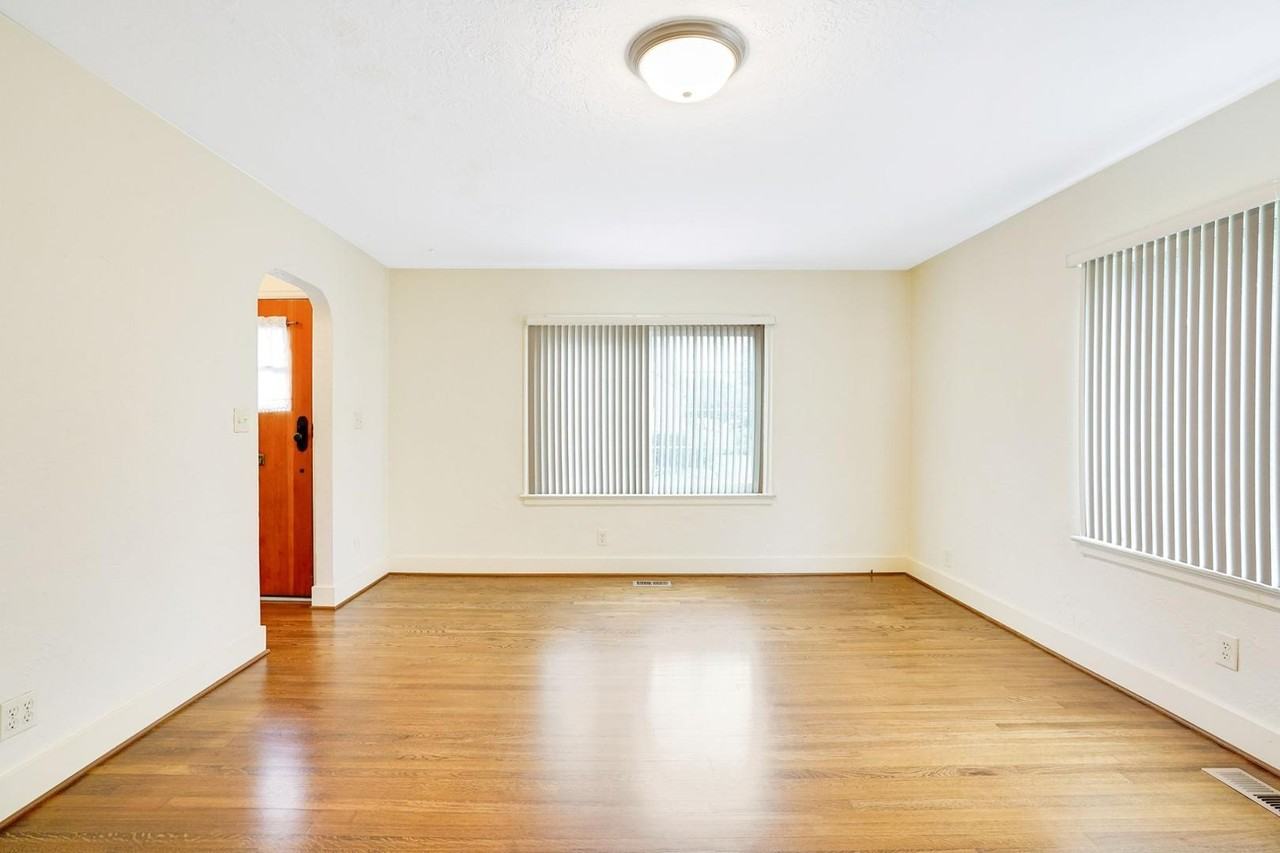 2020 John St S - Photo 4 of 32