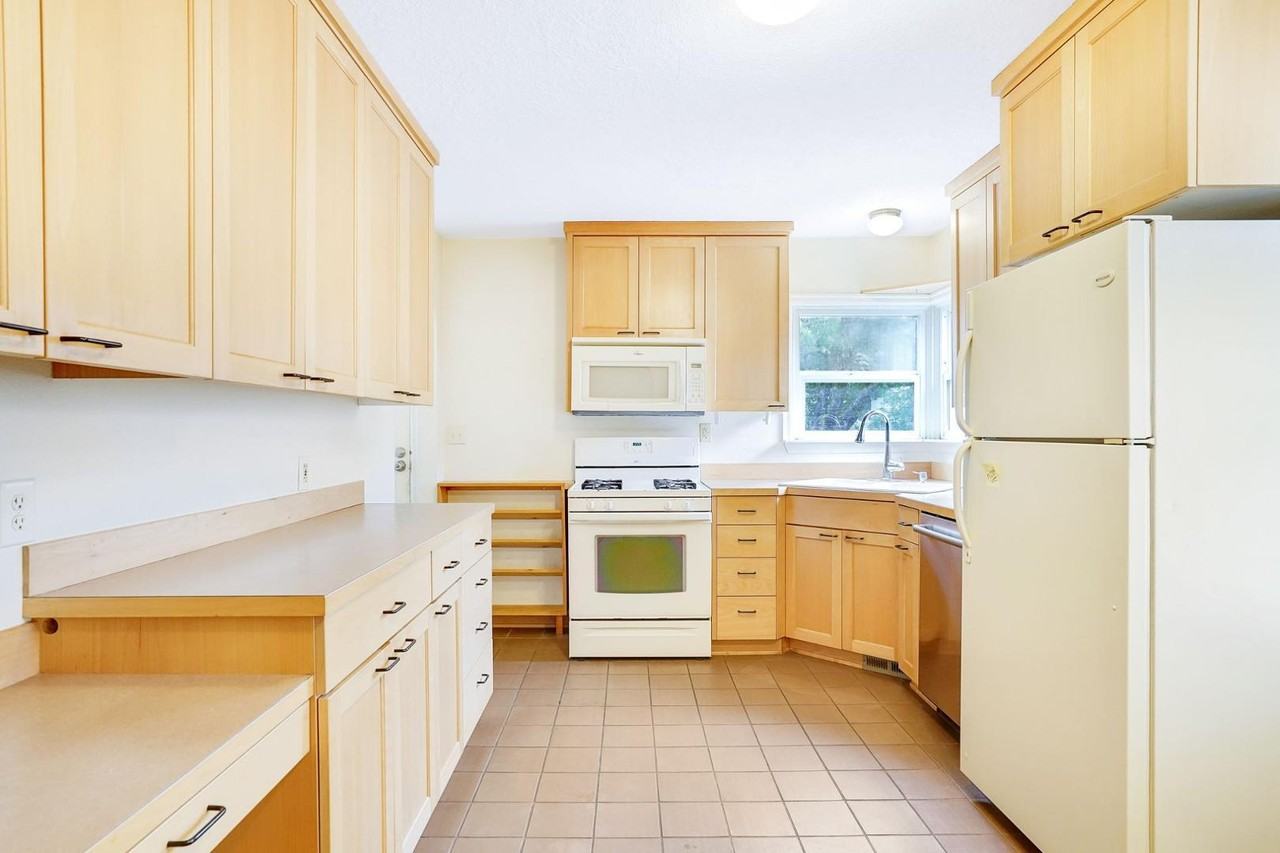 2020 John St S - Photo 7 of 32