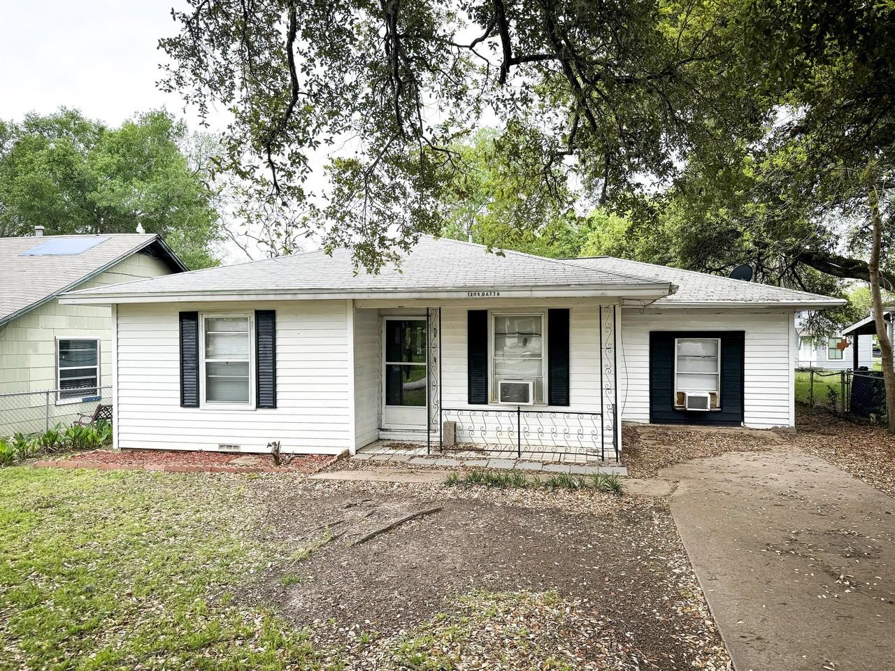 1203 Batts St - Photo 2 of 13