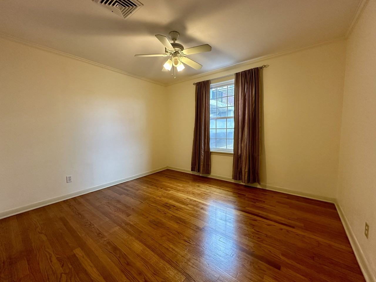 914 1/2 W 21st St - Photo 2 of 13