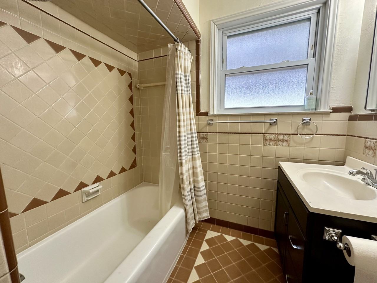 914 1/2 W 21st St - Photo 3 of 13