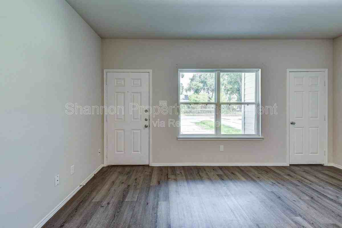 409 Avenue E #G - Photo 3 of 9