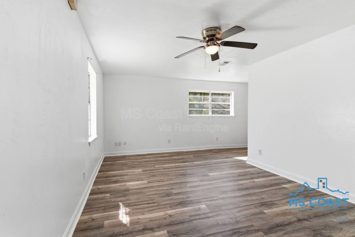 3007 Meteor St - Photo 3 of 10