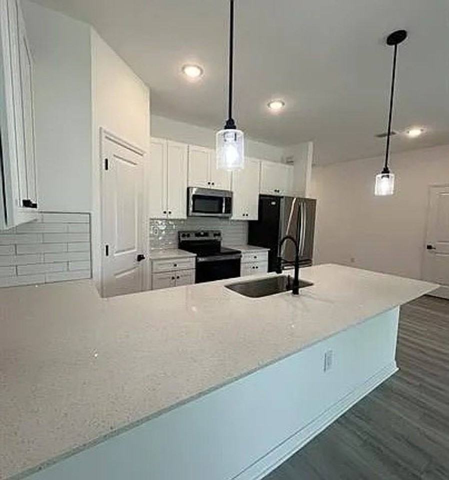 4697 Golfview Blvd - Photo 3 of 10