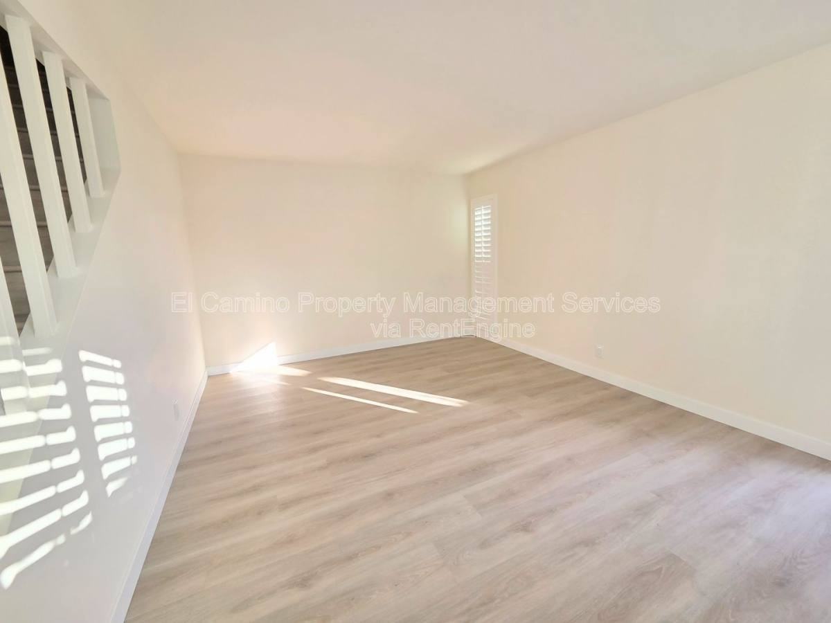 10421 Carlyle Ct - Photo 3 of 10