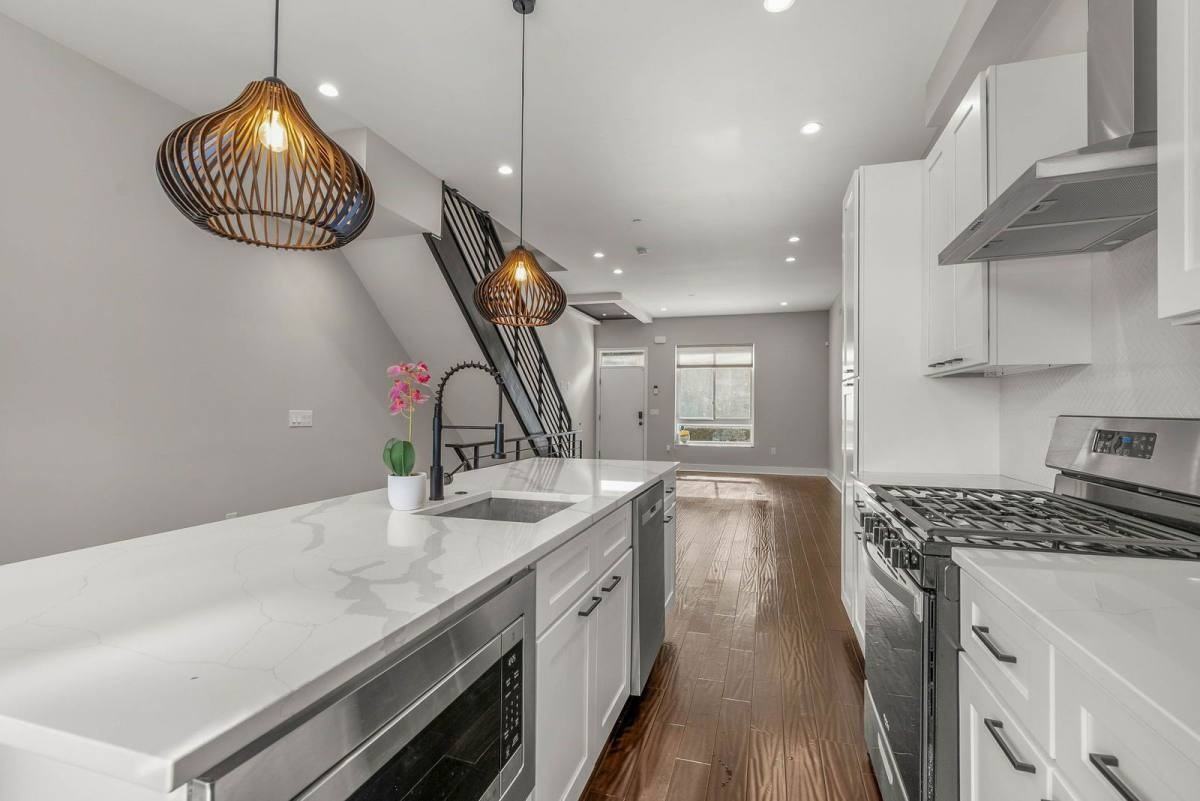 1645 W Cabot St - Photo 2 of 10