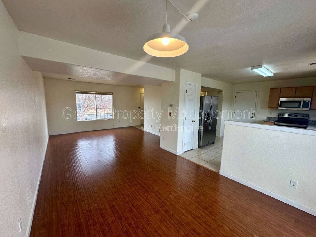 5049 Joplin Ct - Photo 3 of 10