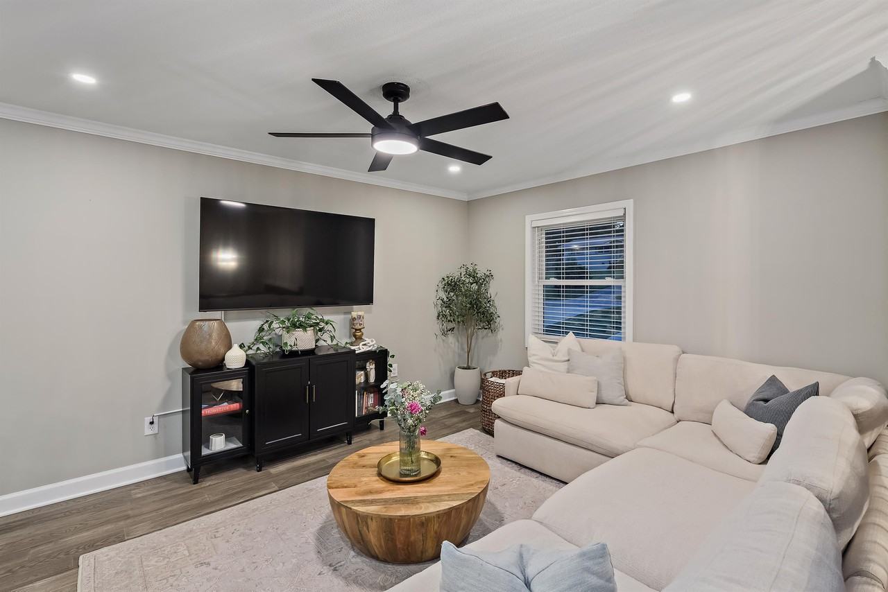 112 Magnolia Cir - Photo 3 of 50